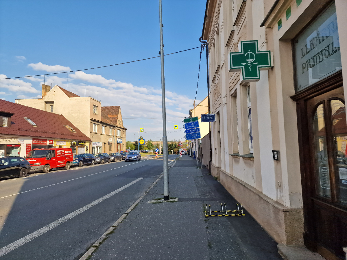 фото автора: вправо как раз здание, где этот врач находится, такая миниклиника.