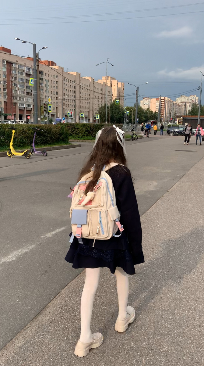 Провожаю дочь в новую школу 2 сентября 2024 года.