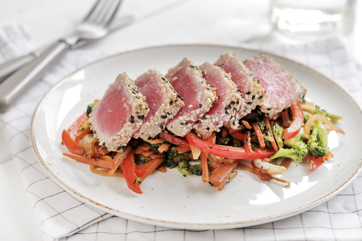 Филе тунца в кунжутной панировке с овощами стир-фрай