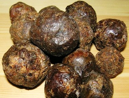 Прополис, собранный в комочки.