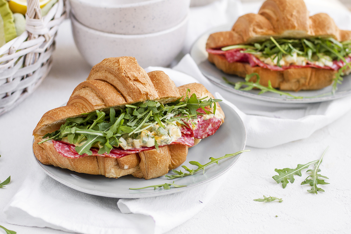  Круассаны с салями, рукколой и яичным салатом