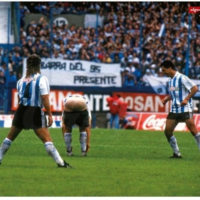 Турко показывает, что думает о фанатах "Индепендьенте"