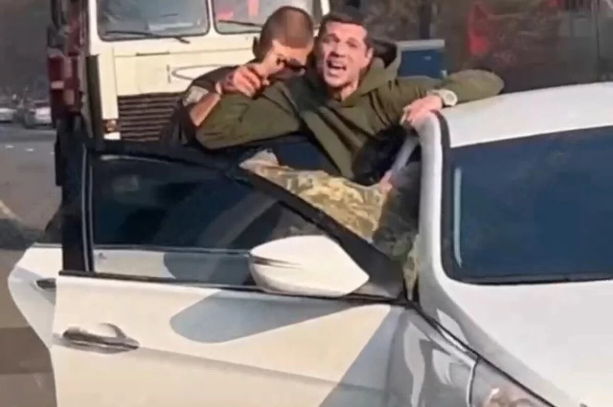    Женщина шла на работу и увидела, как в машину с военными номерами трое «в штатском» и один «по форме», пытаются запихнуть находящегося в настоящей истерике мужчину.