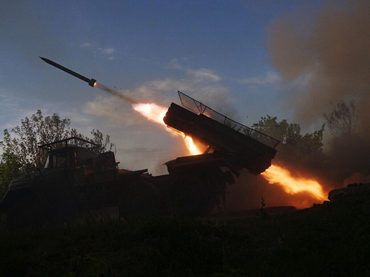   Военнослужащие ведут огонь из РСЗО 9К55 "Град-1" в зоне проведения СВО© РИА Новости / Евгений Биятов
