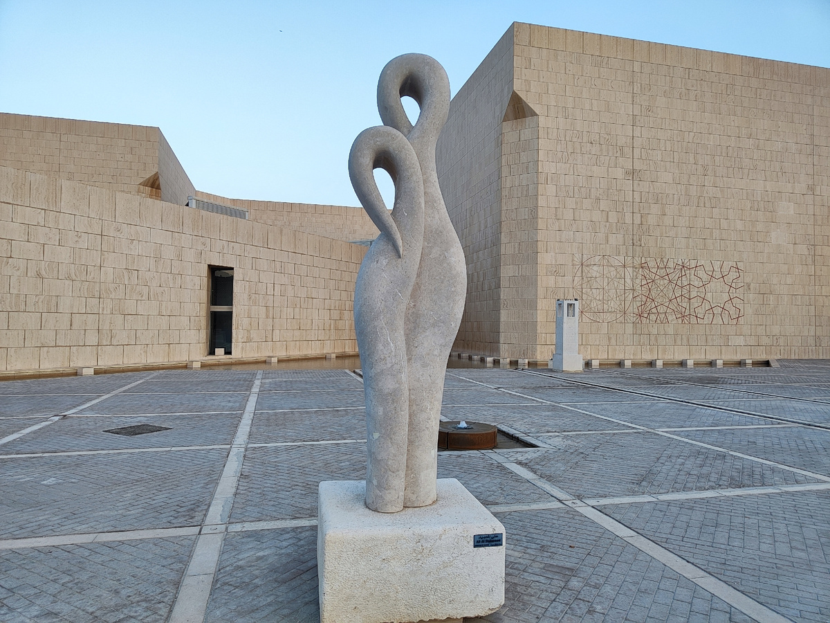 Все это скульптуры женщин в исполнении арабских скульпторов в Бахрейне (фото из личного архива)