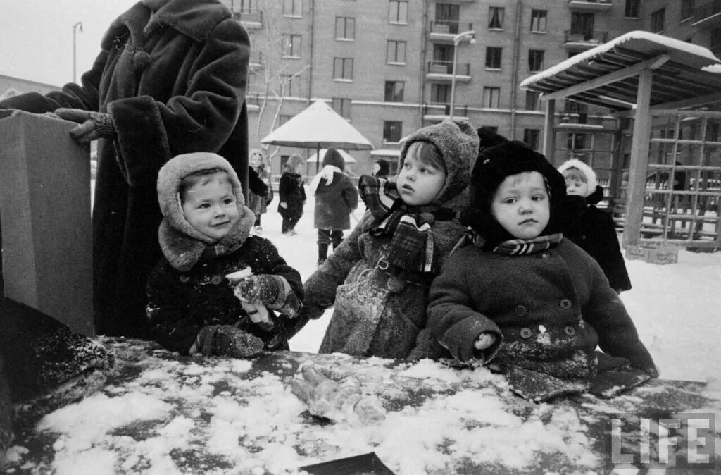 Постсоветские дети гуляют. У кого была такая же шапка в детстве?