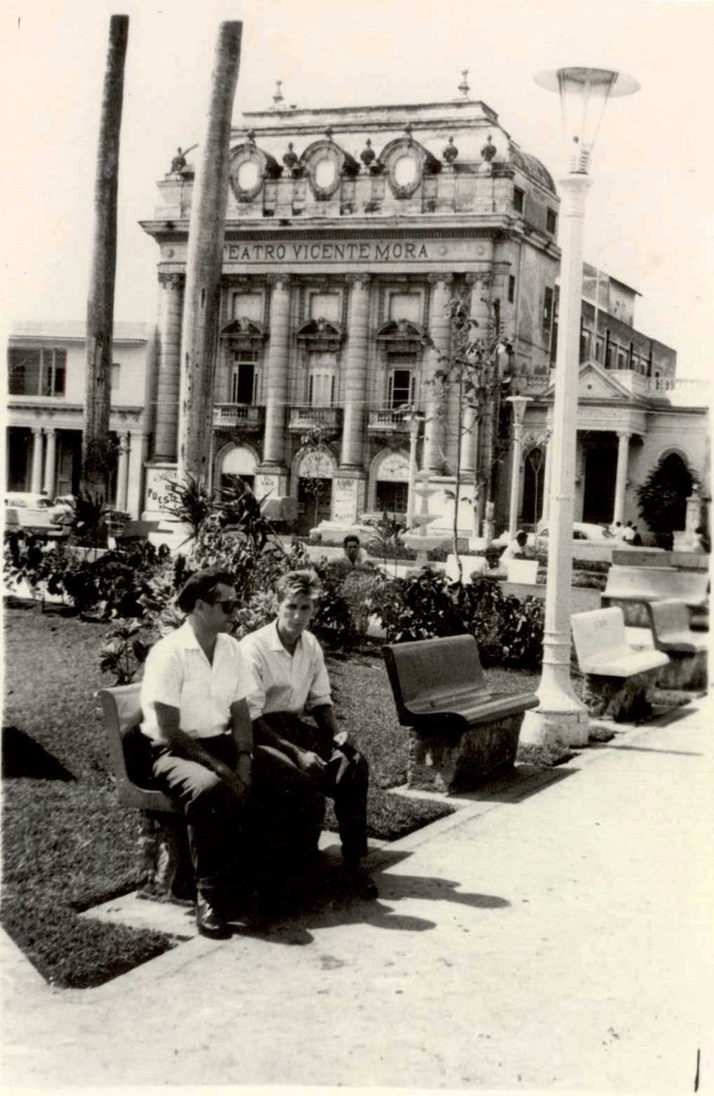 В сквере около театра в Артемисе, август 1963