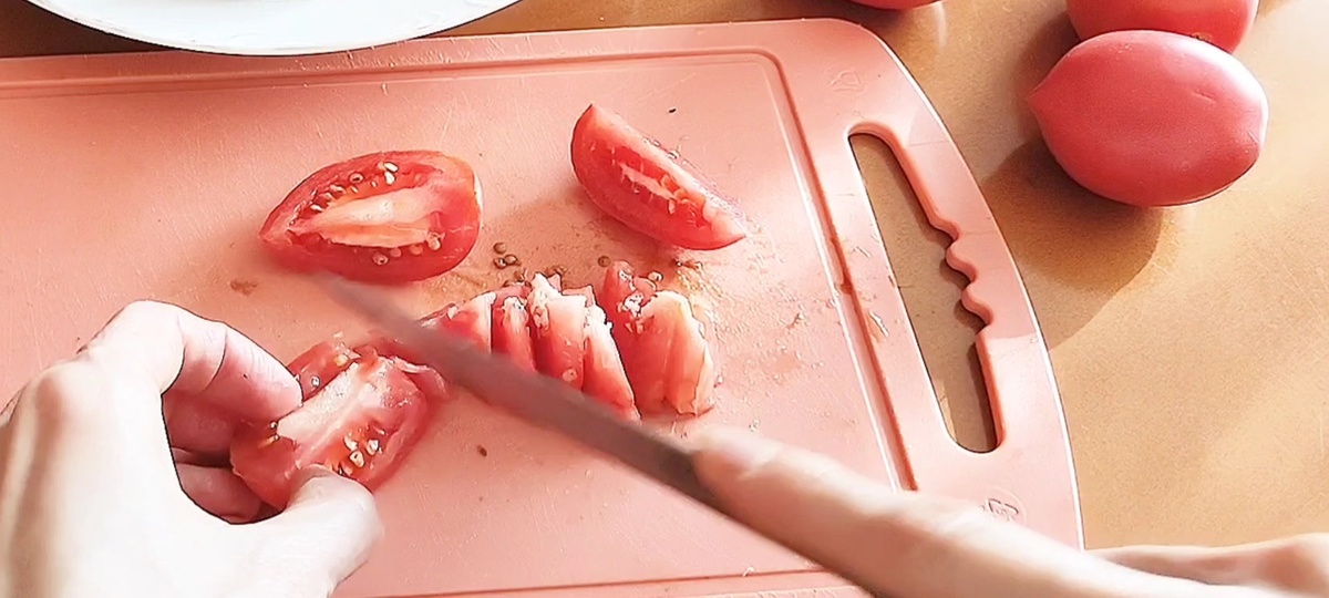 Мне нравится резать средними кусочками, чтобы помидорки было видно в икре.