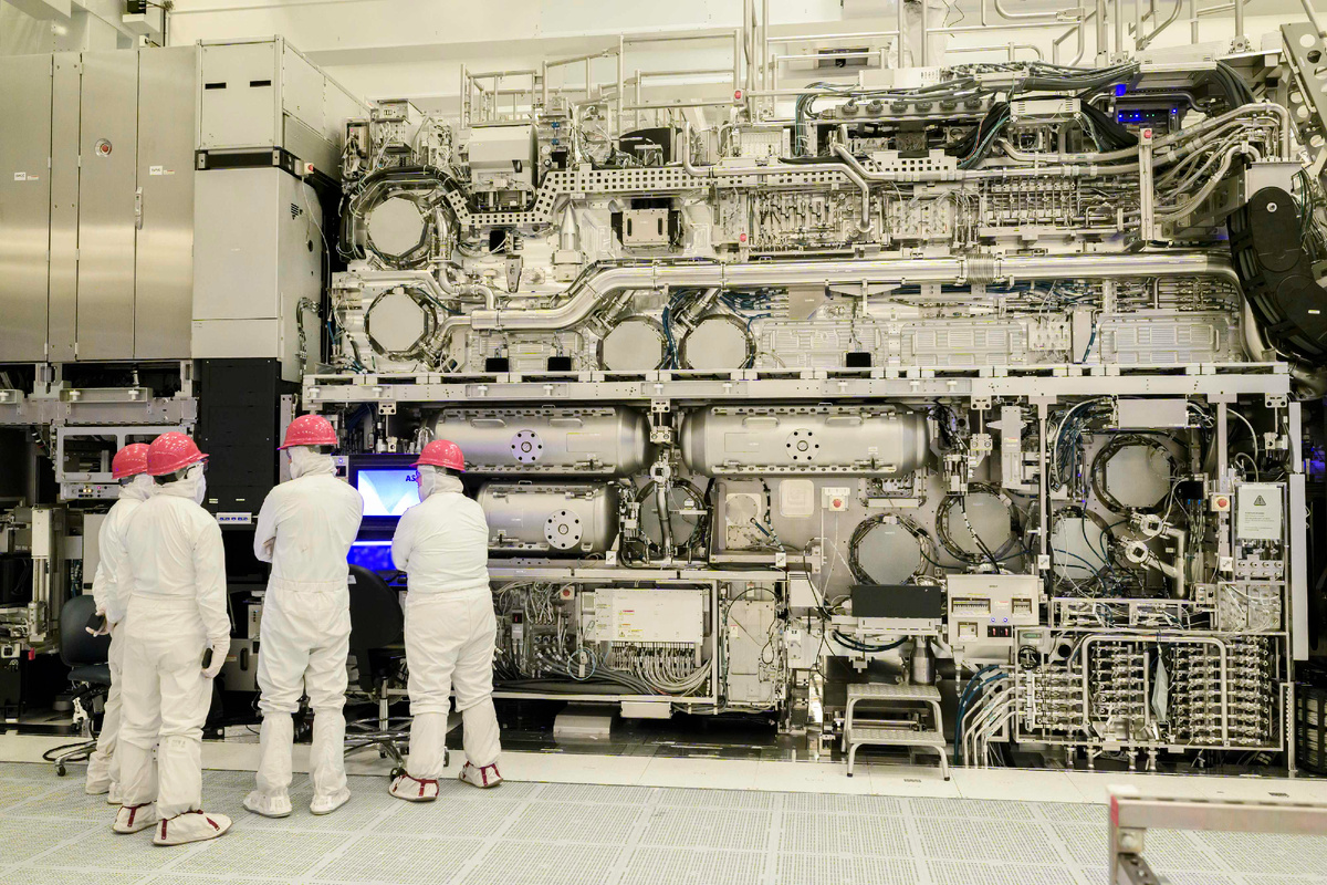 Первая ультрасовременная High-NA EUV машина (с высокой числовой апертурой). Модель TWINSCAN EXE 5000 на фабрике Intel в Орегоне, США. Изображение: Intel Corporation