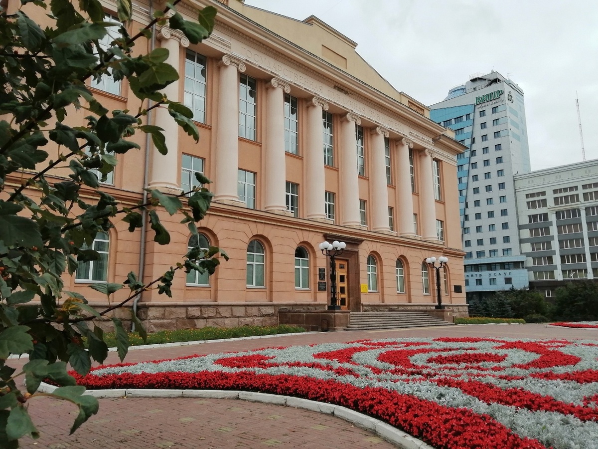 Публичная библиотека, Челябинск. Справа от библиотеки - поворот на Елькина.