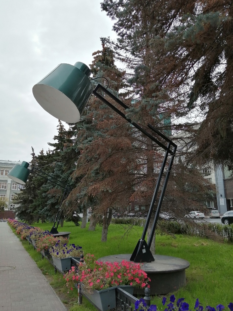 Фонарики у библиотеки