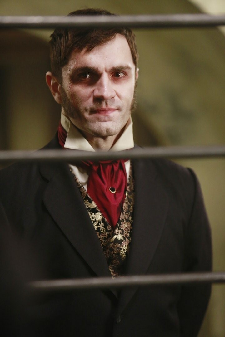 Кадр из сериала «Однажды в сказке», первое фото: мистер Хайд, второй кадр: доктор Джекил

