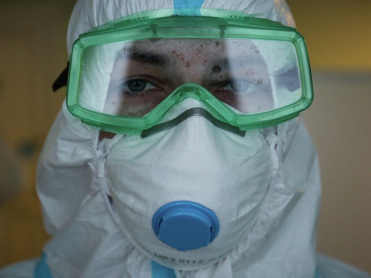    Медик Новосибирской областной клинической больницы в защитном противоэпидемическом костюме© РИА Новости / Ростислав Нетисов