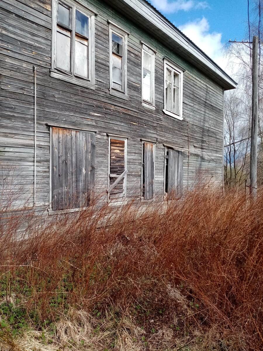 Аварийный барак по улице 30 лет ВЛКСМ, д.2. Капремонт крыши сходит вместе со снегом.