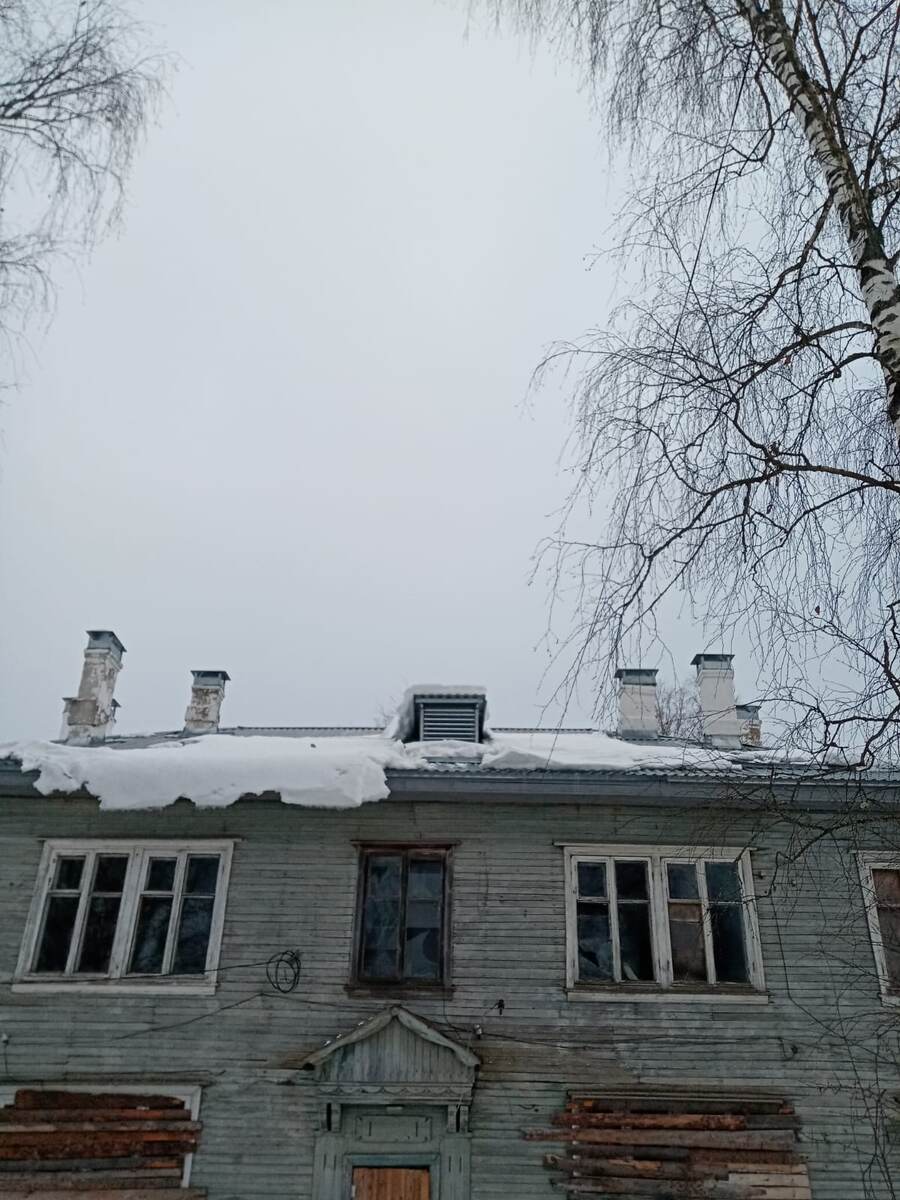 Аварийный барак по улице 30 лет ВЛКСМ, д.2. Капремонт крыши сходит вместе со снегом.