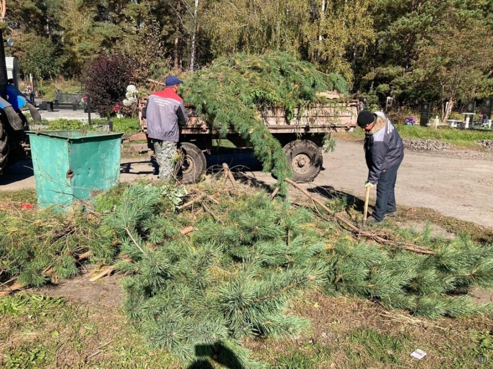    Субботник на кладбищах. Источник: barnaul.org