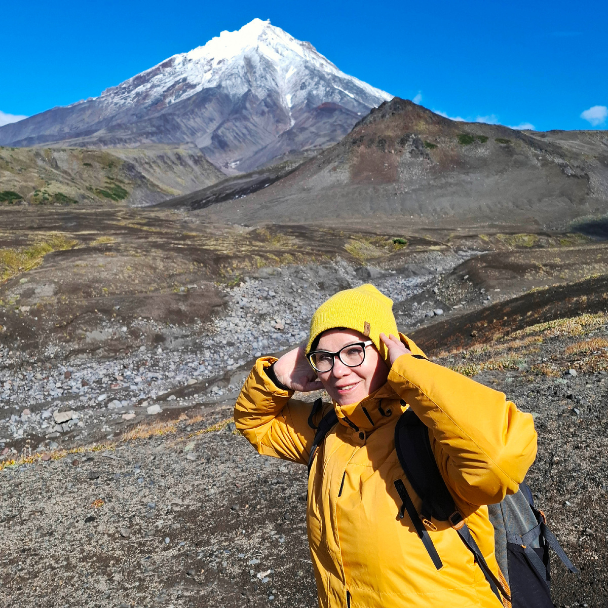 Это я на Камчатке. Кстати, передаю вам эстафету - все должны побывать. 😉 Если не были ещё.