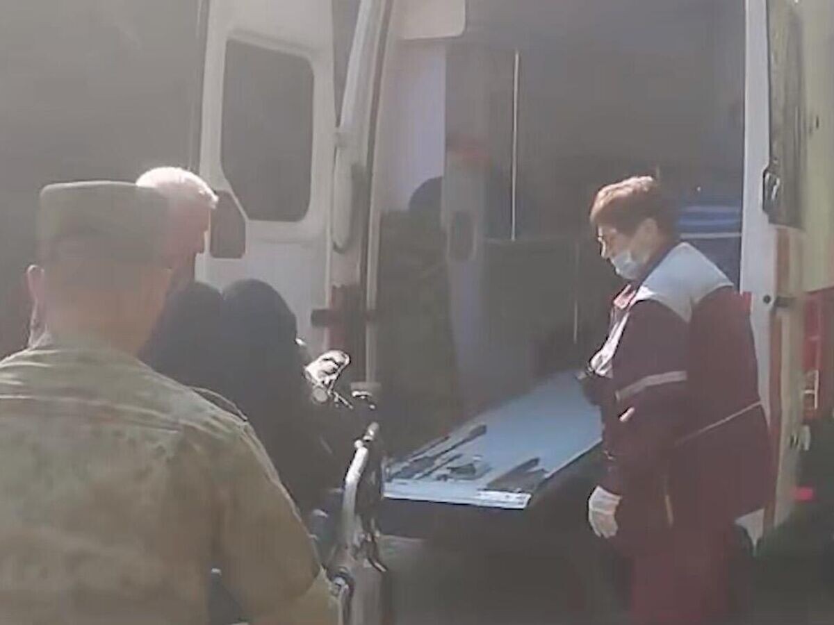    Белорусские пограничники оказали первую медицинскую помощь избитому беженцу, обнаруженному возле калитки в польском заграждении© Пограничный комитет Беларуси/Telegram
