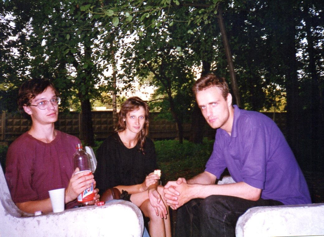 "Соломенные Еноты" в парке Сокольники, август 1996 года. Борис Усов, Арина Строганова, Алексей Слёзов (Экзич).