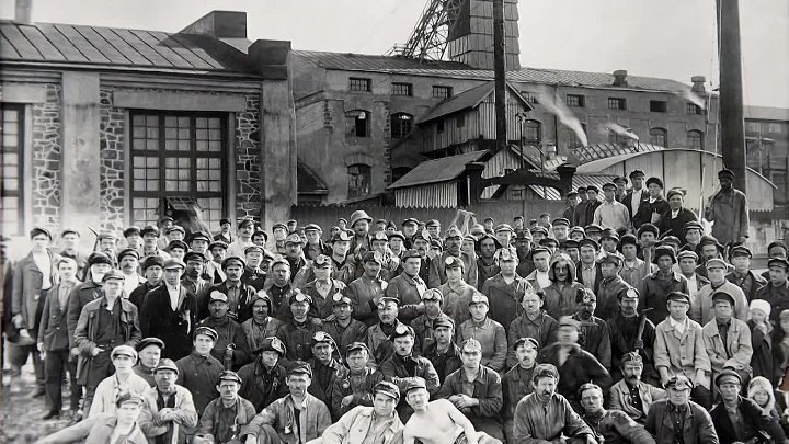 Шахта " Центральная"  , фото 30-х годов ХХ века. Фотография взята в свободном доступе интернета