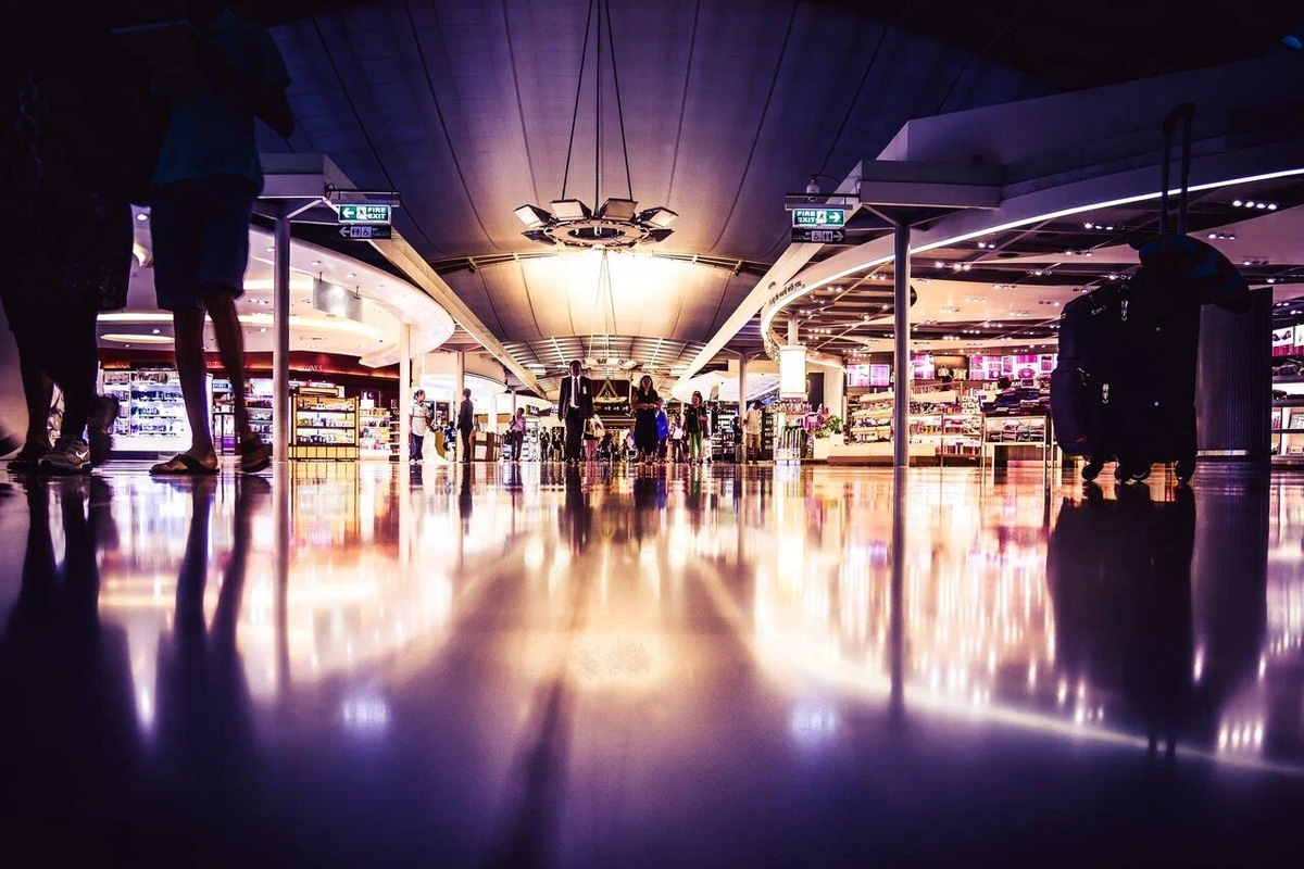 Самая очевидная возможность на законных основаниях взять алкоголь в ручную кладь — купить его в магазинах беспошлинной торговли в аэропорту. Источник: Kiwihug / Qrk03uqLuME Unsplash 