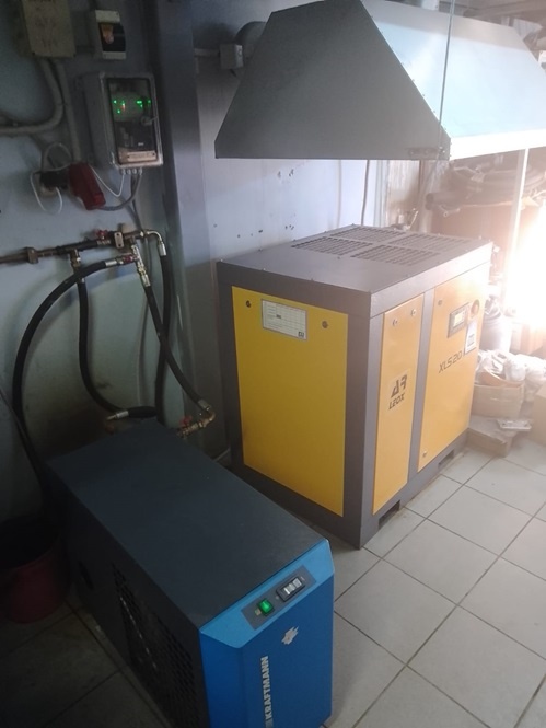 Компрессорный участок. Интернет-шлюз смонтирован рядом с компрессором.