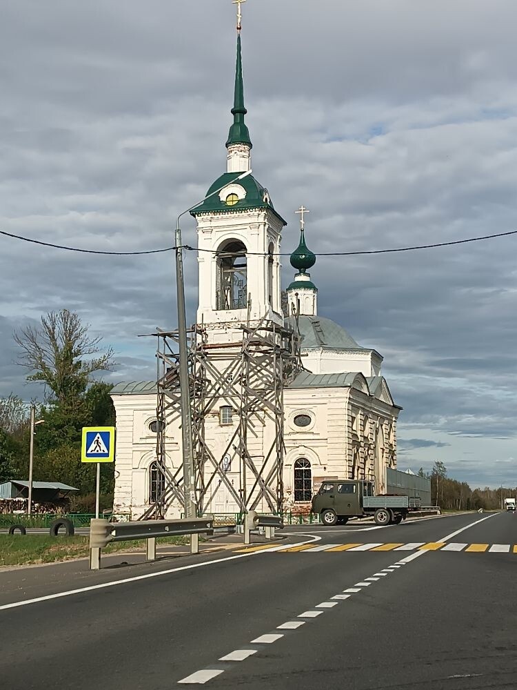 Почти каждый раз, как едем в областной центр, я делаю фото этого храма. Село Болотово, церковь св. Николая и св. Василия Блаженного, 1713 г. (в настоящее время реставрируется)