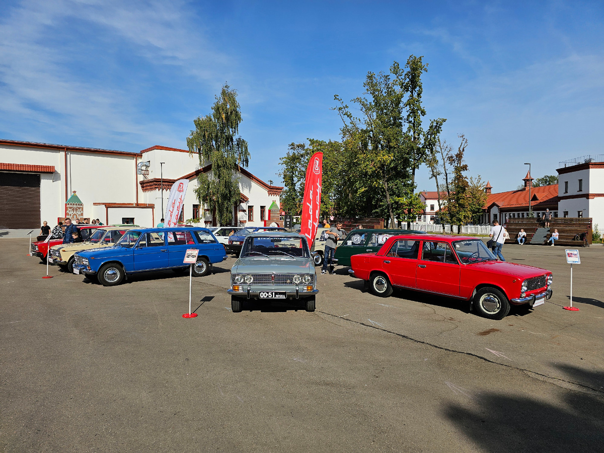 На выставке представлено чуть меньше двух десятков машин