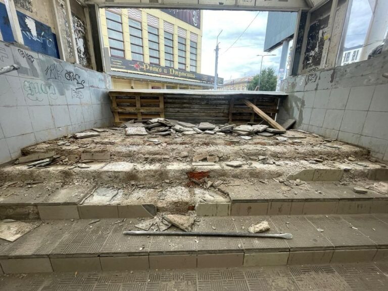    В Оренбурге начали ремонт подземного перехода около театра музкомедии Оренбуржье