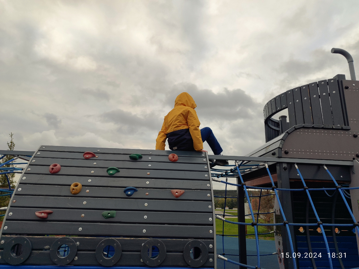 Когда родители привели тебя в холодрыгу на детскую площадку, безудержное веселье выглядит как-то так