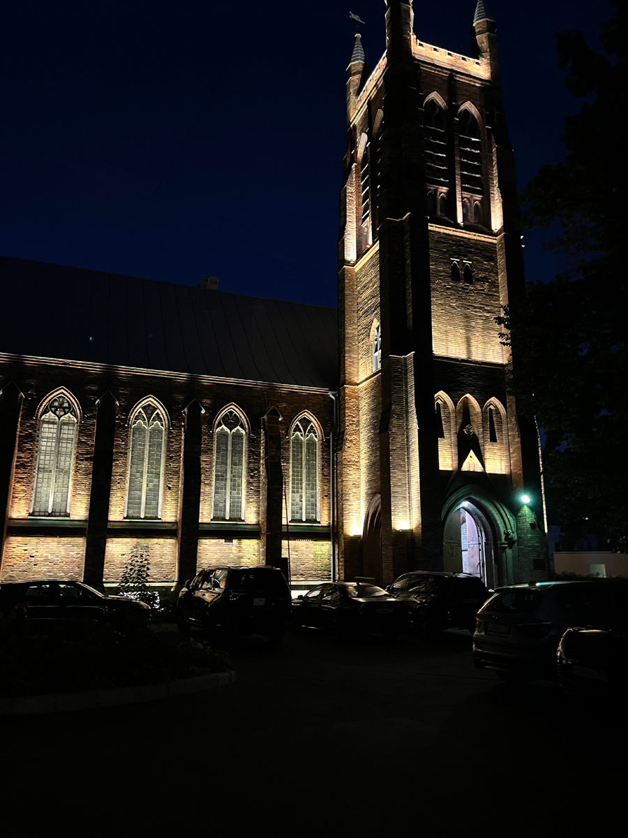 Было уже темно и вот с такой красивой подсветкой он предстал перед нами