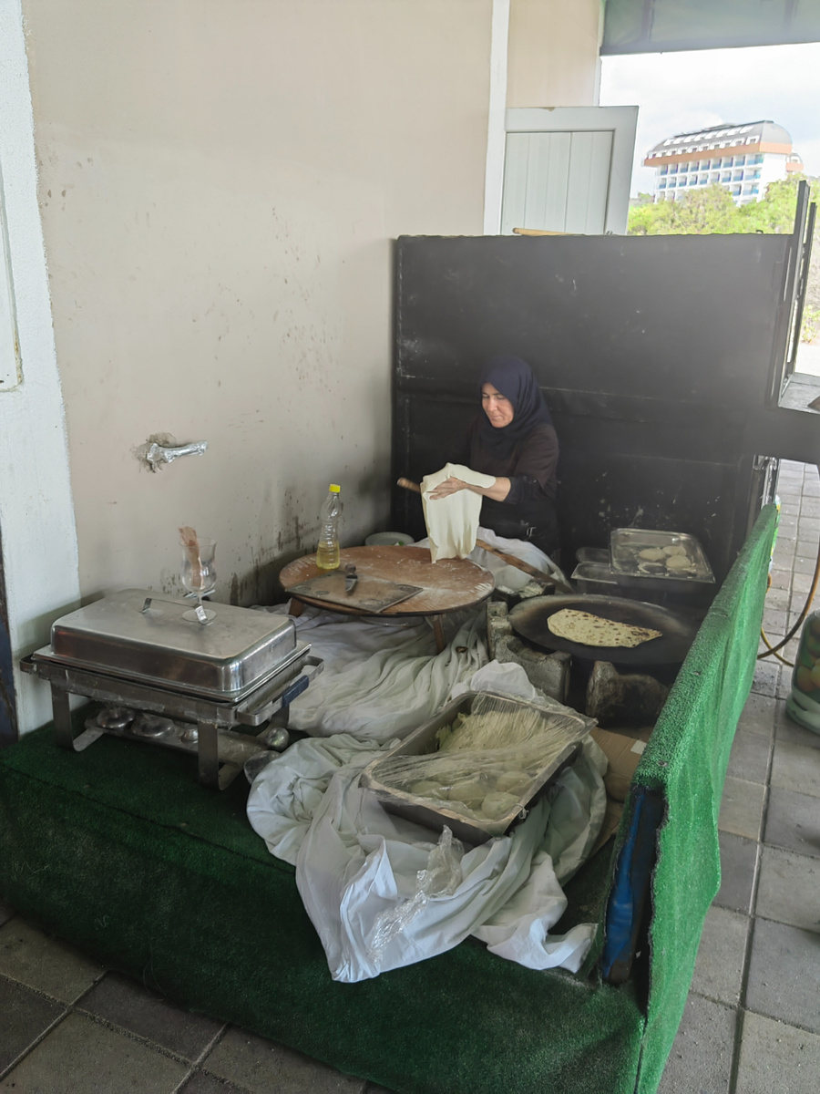 Турецкая женщина готовит лепешки