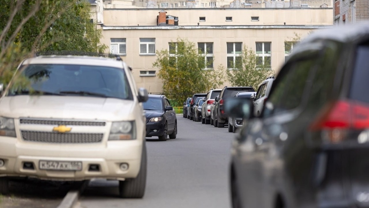    За парковку на газоне жители Сургута теперь будут получать штрафы