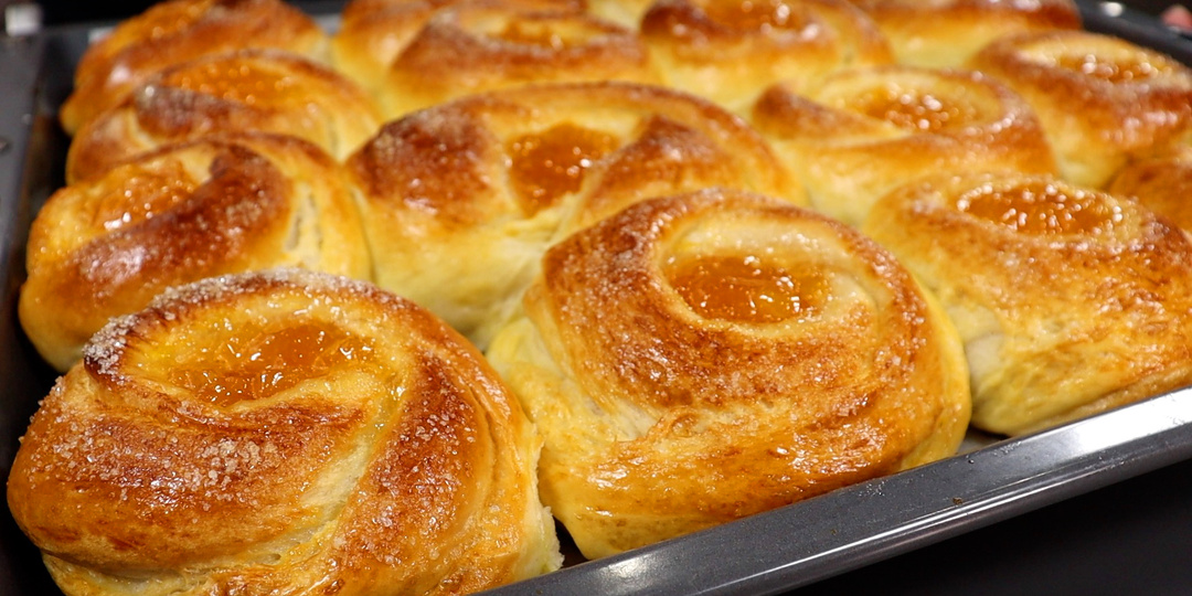 Пеку воздушные булочки с джемом: тесто остаётся нежным и мягким долгое время, подойдёт для любой выпечки