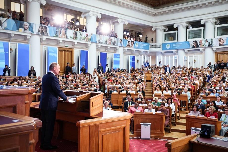 Президент России Владимир Путин во время выступления на четвёртом Евразийском женском форуме в Таврическом дворце. | Фото: Александр Казаков/пресс-служба президента РФ/ТАСС