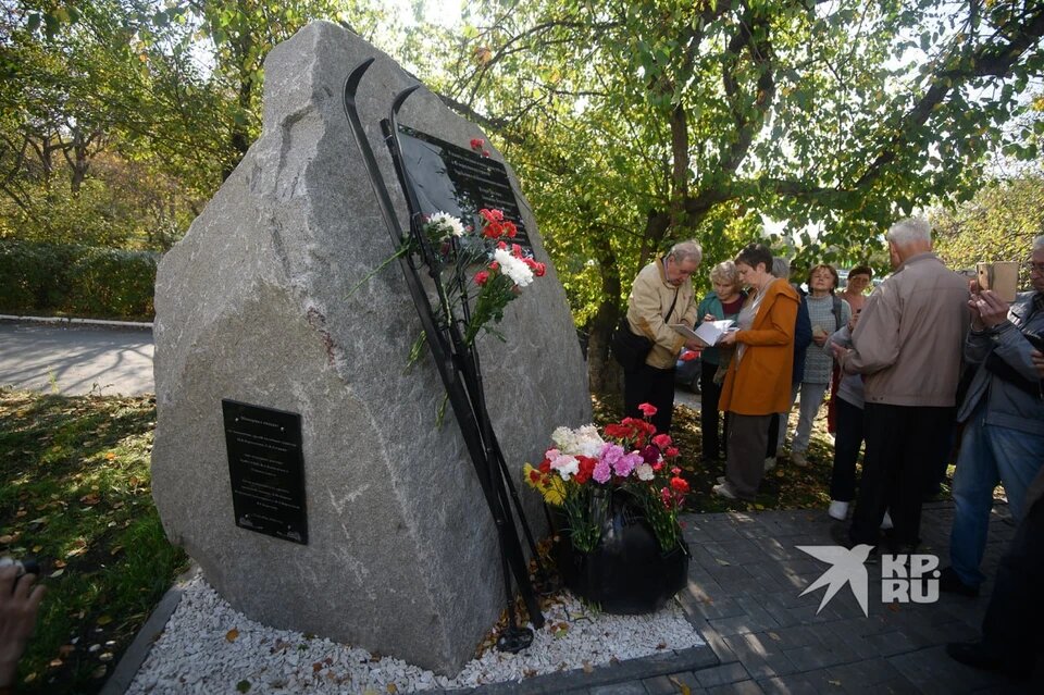   В Екатеринбурге открыли памятник группе Игоря Дятлова