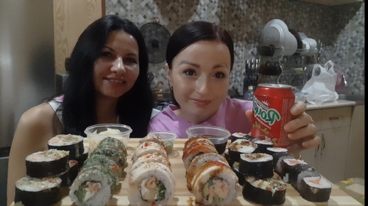 Video herunterladen: Мукбанг🍣🥢Суши/Роллы на 2000 подписчиков🥳с подругой👭#мукбанг#неасмр#