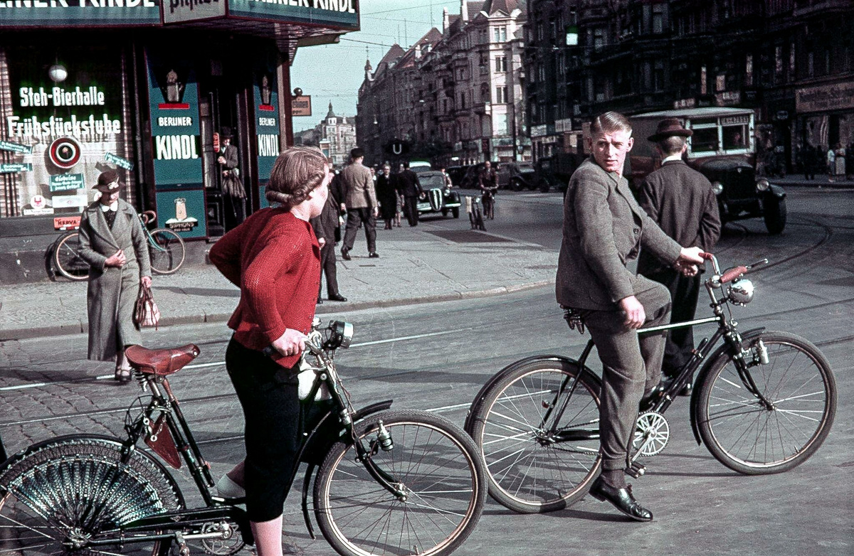 Велосипедисты на улицах Берлина, 1933-1939 годы.