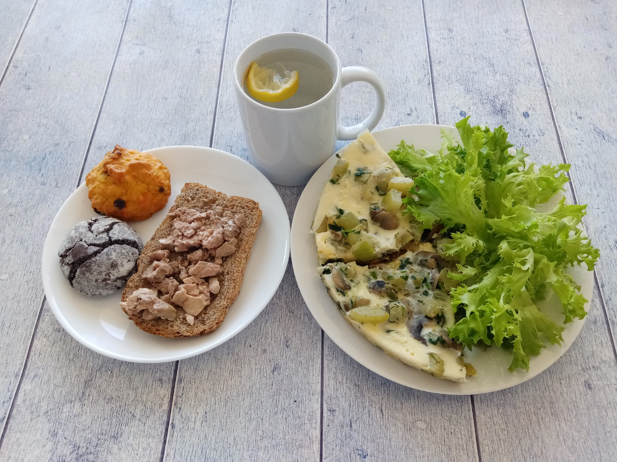 Завтрак. Омлет с кабачками и грибами, салат, хлеб с печенью минтая, печеньки и чай с имбирём и лимоном. Позже яблоко съела. 