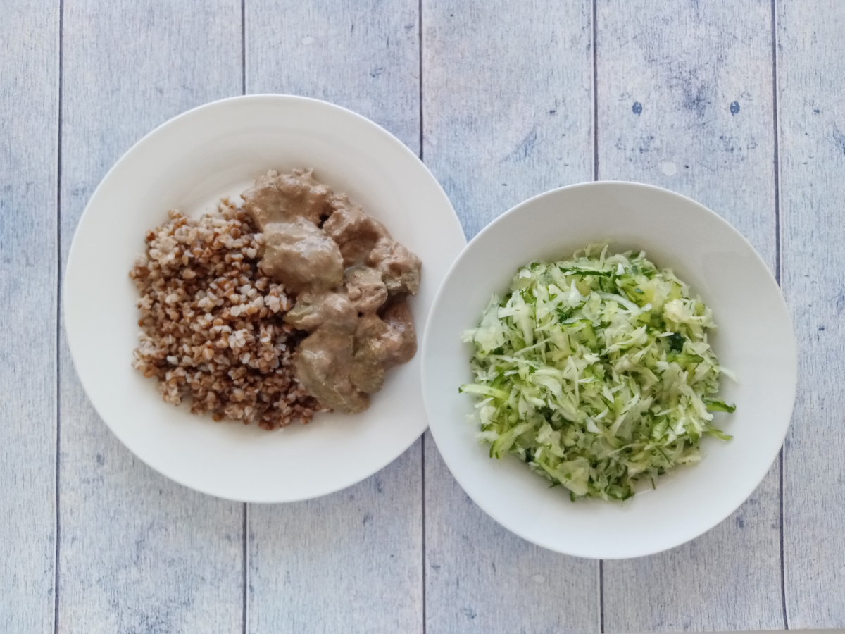 Обед. Гречка, печень в сметане и капустный салат. 