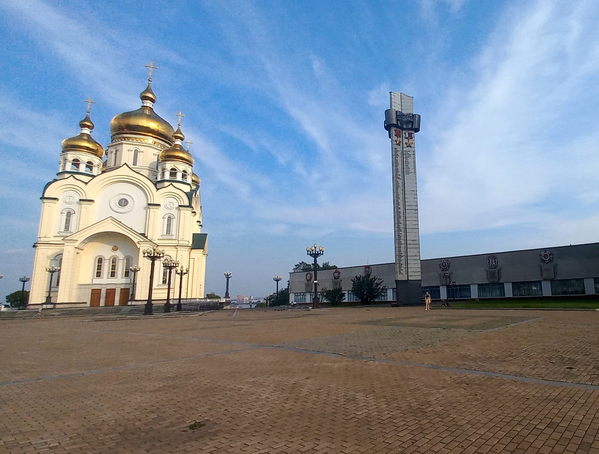 В центре площади Славы разместился 30-метровый обелиск с именами хабаровчан — героев Советского Союза, Социалистического труда и полных кавалеров ордена Славы.  