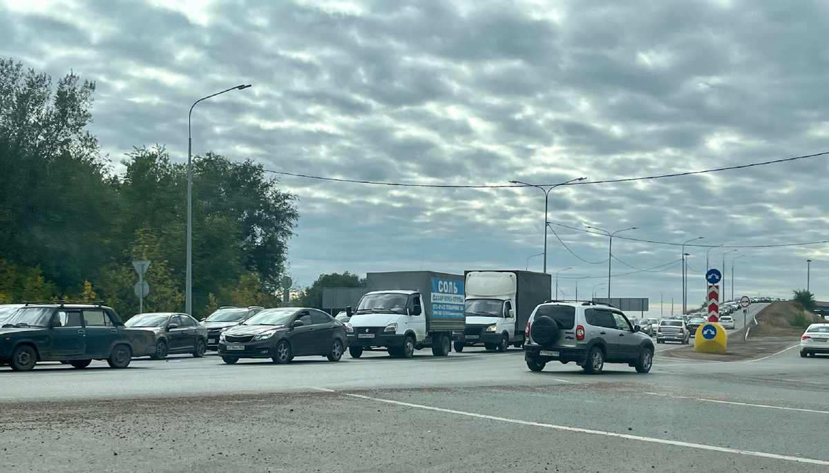 Пробке на подъезде к выставке не видно конца