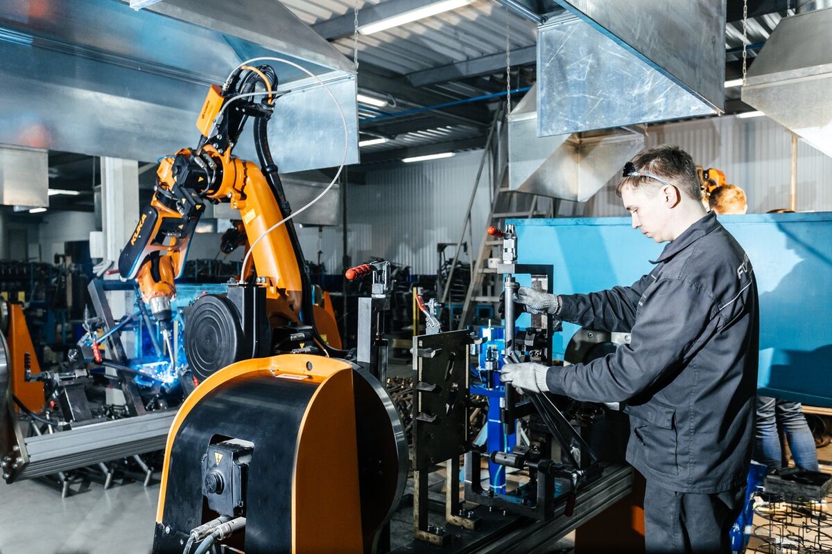 Роботы помогают человеку