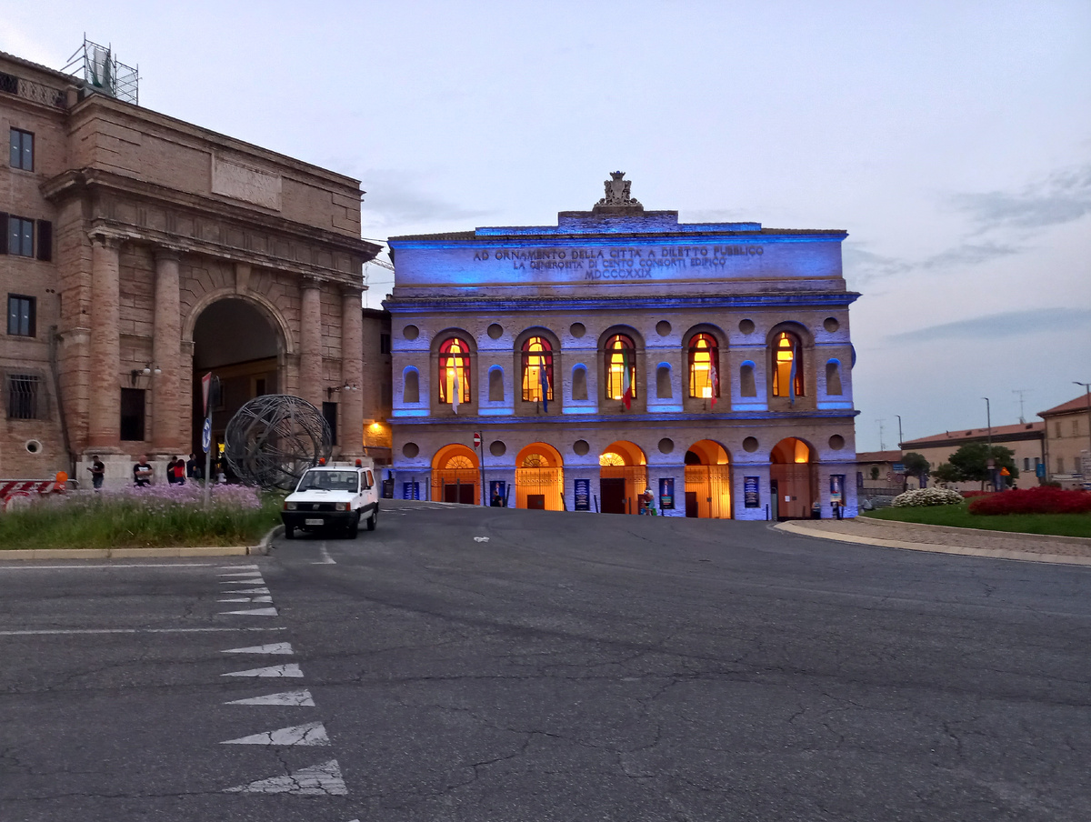 Центральный вход