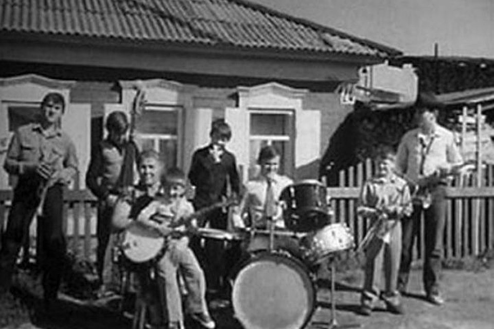 Фото ансамбля на фоне дома в Иркутске / tambov.kp.ru