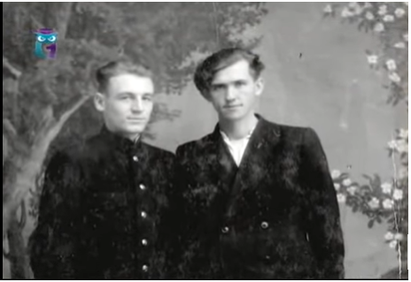 Тракторист Иван Бабаков справа, предвоенный снимок