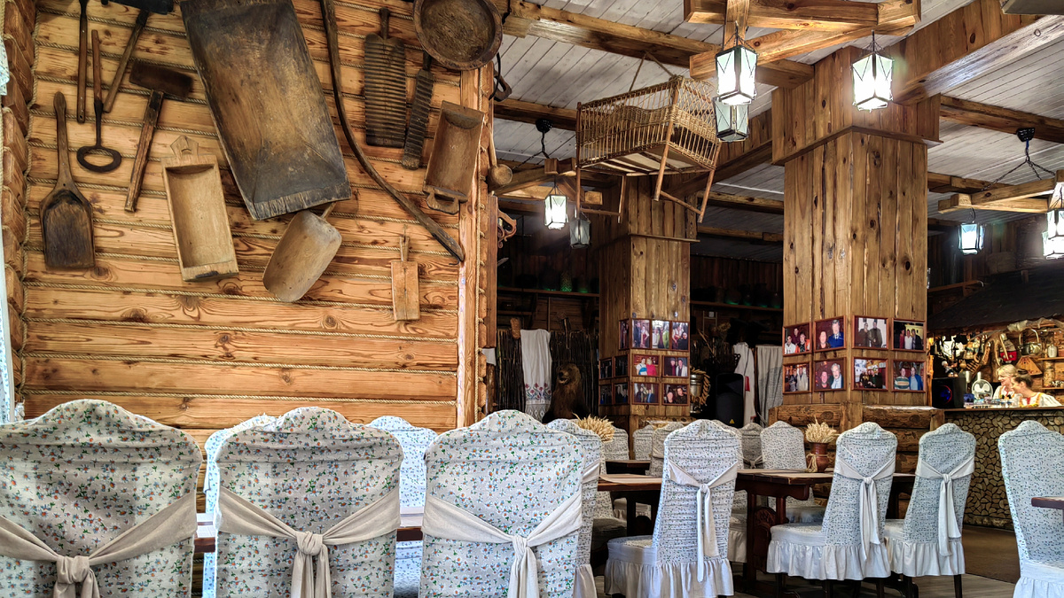 Колоритный интерьер ресторана «Русская изба». Фото автора