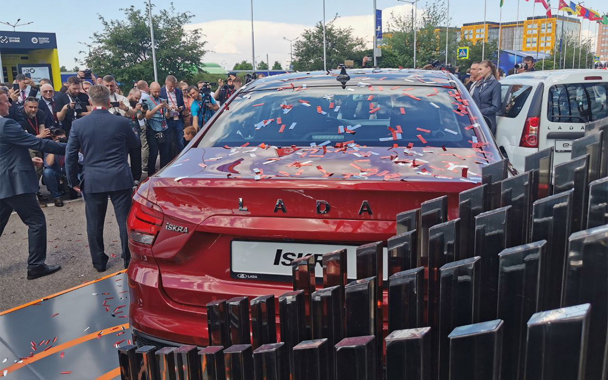 Презентация новой Lada Iskra прошла в Санкт-Петербурге в рамках ПМЭФ-2024 в начале июня текущего года.