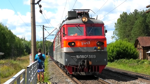 ВЛ80С-369 со 100-вагонным составом из новых полувагонов следует через о.п. Мутница