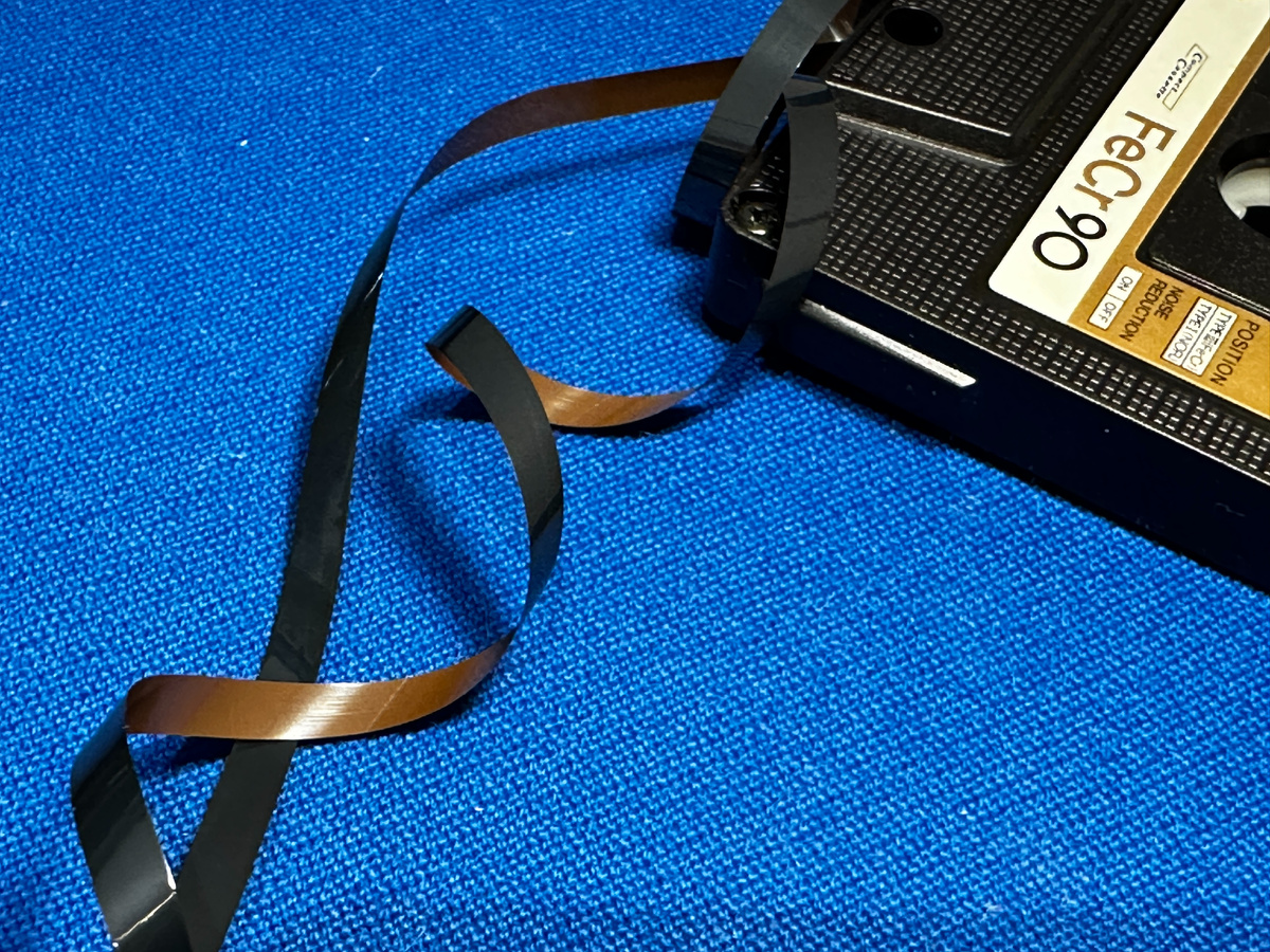 Лента кассеты III типа. Очень заметно что основу составляет оксид железа - рыжий слой, а рабочая поверхность - черный оксид хрома.